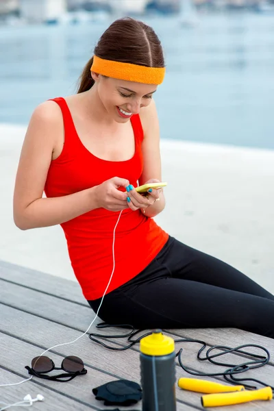 Sport woman using mobile phone — Stock Photo, Image