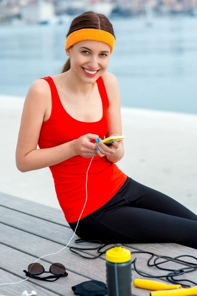 Sport vrouw met behulp van mobiele telefoon — Stockfoto