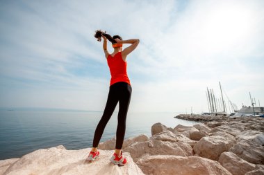 Spor kadın kayalık plaj