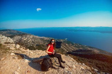 Ada üstüne seyahat kadın