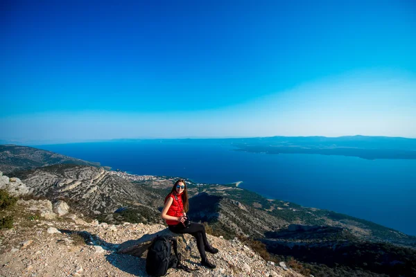 Woman traveling on the island top — Stock Photo, Image