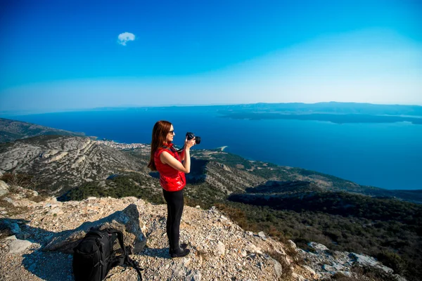 Женщина, путешествующая по вершине острова — стоковое фото