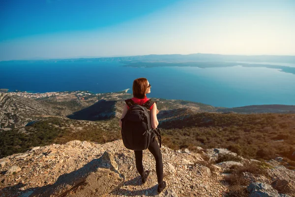 Woman traveling on the island top — Stock Photo, Image