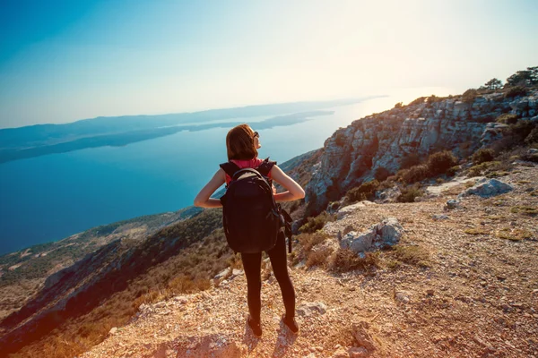 Woman traveling on the island top — Stock Photo, Image