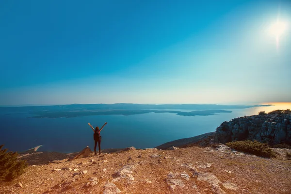 Woman traveling on the island top — Stock Photo, Image