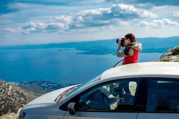 Fotografin mit Auto auf Berggipfel — Stockfoto