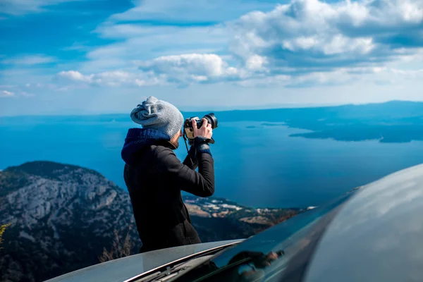 Fotograf mit Auto auf dem Gipfel des Berges — Stockfoto