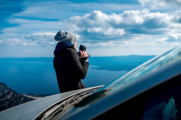 Photographer with car on the top of mountain — Stock Photo, Image