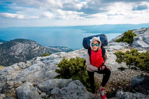 Молодой альпинист на вершине острова — стоковое фото