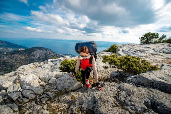 Junge Bergsteigerin auf dem Gipfel der Insel — Stockfoto