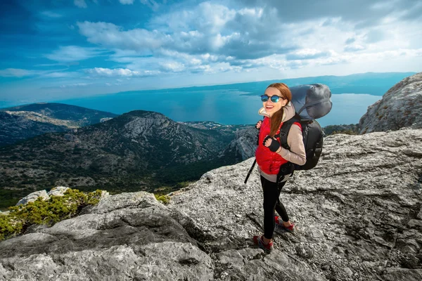 Jovem montanhista no topo da ilha — Fotografia de Stock