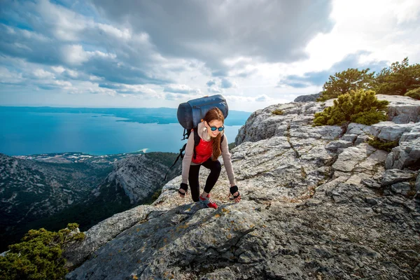 Jovem montanhista no topo da ilha — Fotografia de Stock