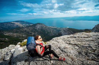 Genç dağcı üst kısmında Adası