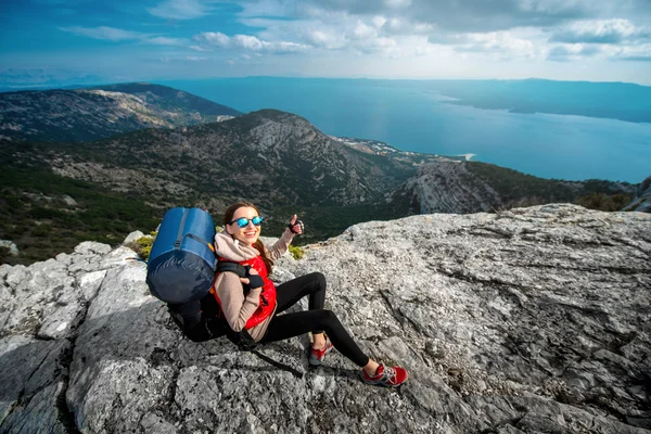 Young mountain climber on the top of island — Stock Photo, Image