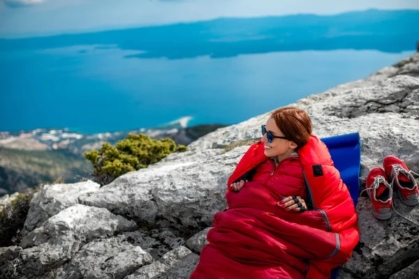 Uyku tulumu dağda kadında — Stok fotoğraf