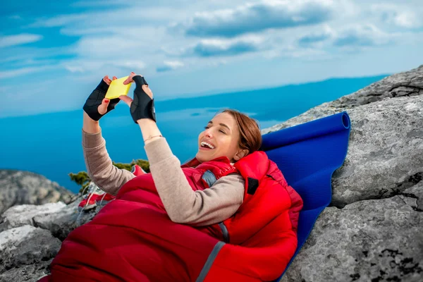 Mujer en saco de dormir en la montaña —  Fotos de Stock