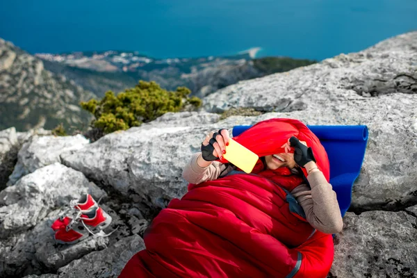 Vrouw in slaapzak op de berg — Stockfoto