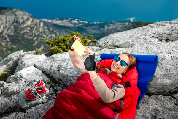 Kvinna i sovsäck på berget — Stockfoto