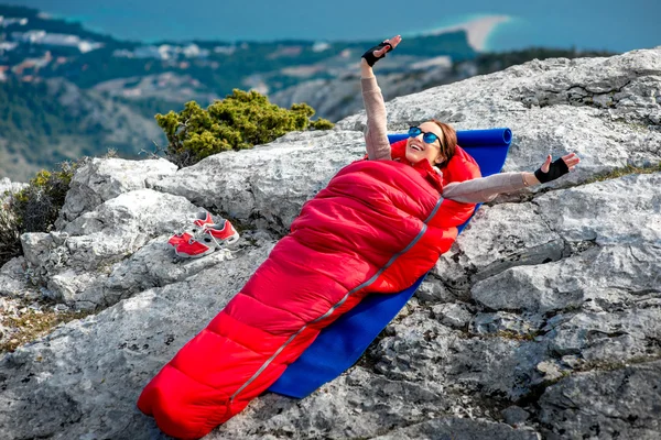 Mujer en saco de dormir en la montaña — Foto de Stock