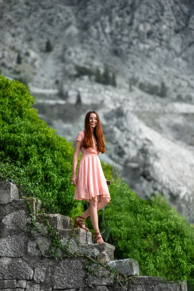 Mujer bajando escaleras con hermoso fondo de la naturaleza — Foto de Stock