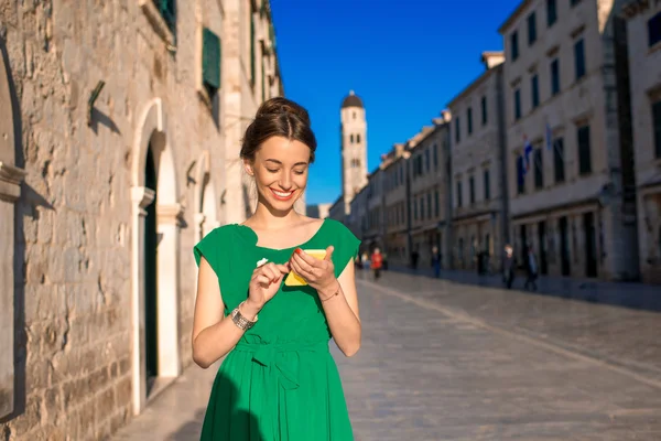 Vrouw reizen in Dubrovnik stad — Stockfoto