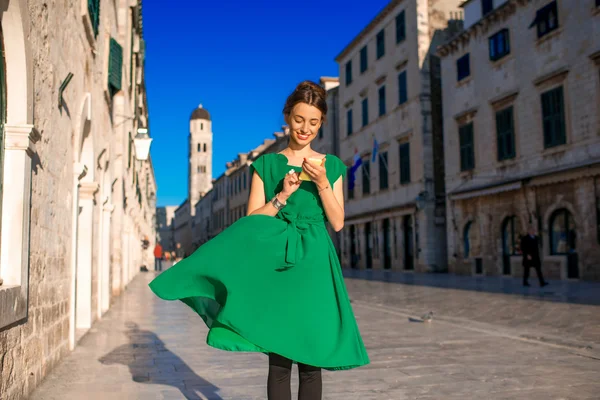 Vrouw reizen in Dubrovnik stad — Stockfoto