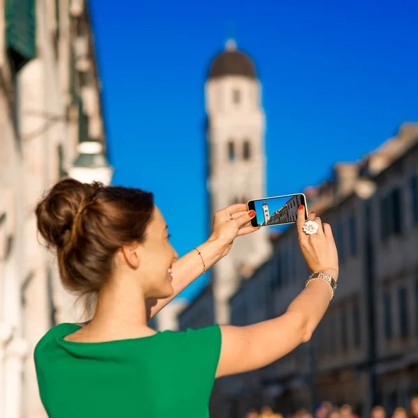 Donna in viaggio nella città di Dubrovnik — Foto Stock