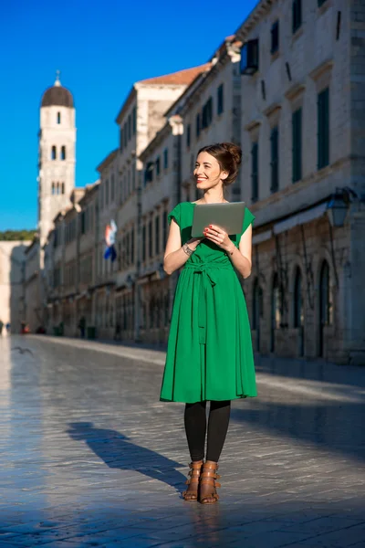 Kvinna som reser i Dubrovnik stad — Stockfoto