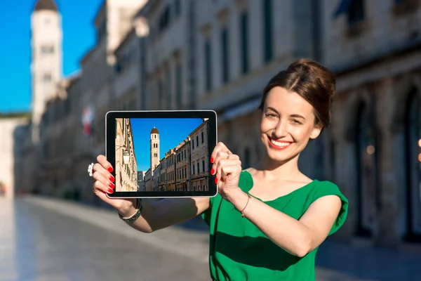 Vrouw reizen in Dubrovnik stad — Stockfoto