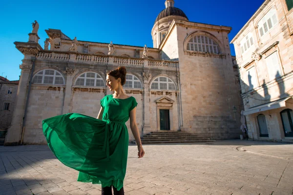 Vrouw reizen in Dubrovnik stad — Stockfoto