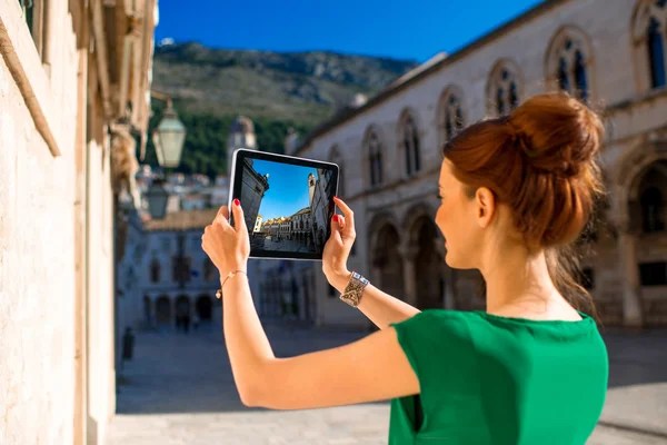 Mujer viajando en la ciudad de Dubrovnik —  Fotos de Stock