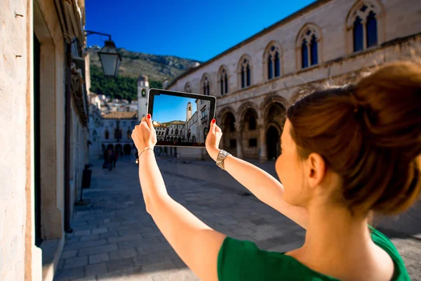 Mujer viajando en la ciudad de Dubrovnik — Foto de Stock