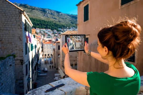 Vrouw reizen in Dubrovnik stad — Stockfoto