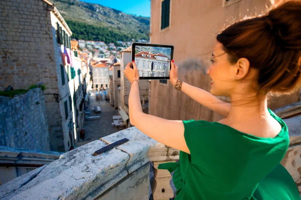 Kvinna som reser i Dubrovnik stad — Stockfoto