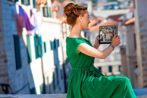 Vrouw reizen in Dubrovnik stad — Stockfoto