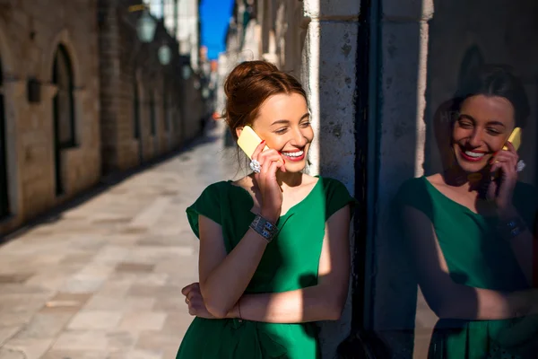 Femme avec téléphone portable dans la rue de la vieille ville — Photo