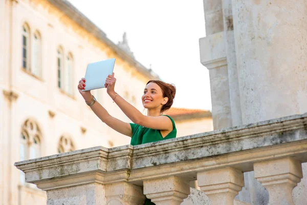 Woman traveling in Dubrovnik city — Stock Photo, Image