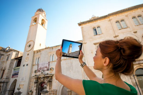 Mujer viajando en la ciudad de Dubrovnik — Foto de Stock