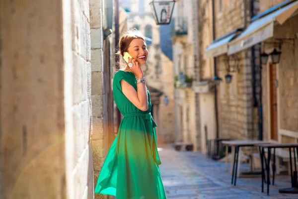 Vrouw reizen in Dubrovnik stad — Stockfoto