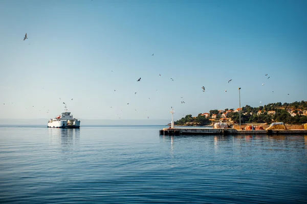 Veerboot in de buurt van de kust van het eiland — Stockfoto