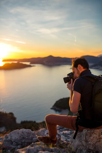 Fotógrafo en la montaña —  Fotos de Stock