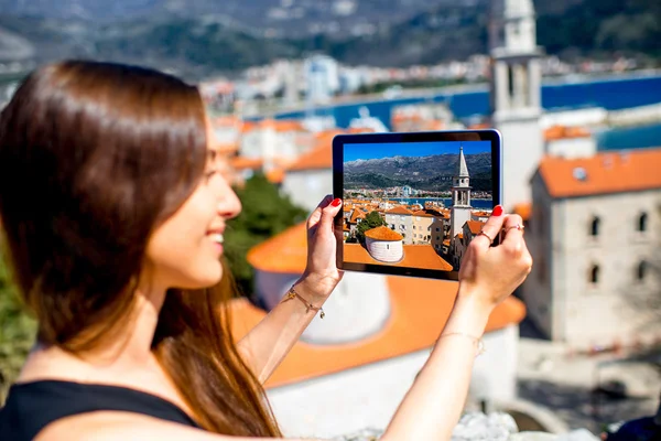 Mujer viajando en la ciudad de Budva — Foto de Stock