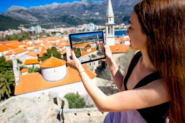 Mujer viajando en la ciudad de Budva — Foto de Stock