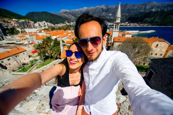 Couple taking self portrait in Budva — Stock Photo, Image