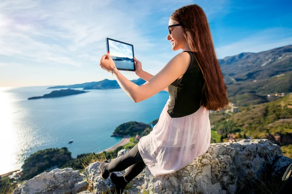 Kobieta z cyfrowego tabletu na szczycie góry — Zdjęcie stockowe