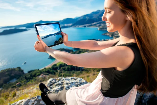 산 위에 디지털 태블릿을 가진 여자 — 스톡 사진