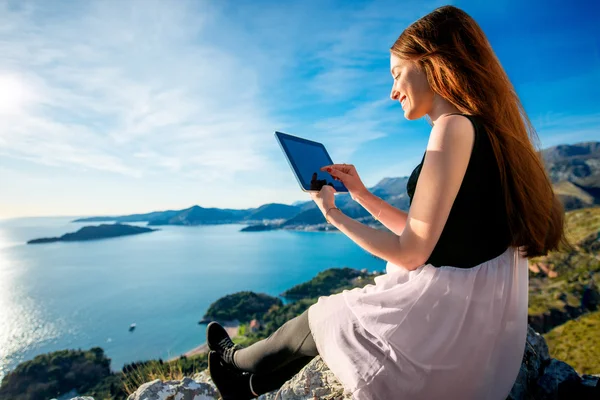 Mujer con tablet digital en la cima de la montaña —  Fotos de Stock