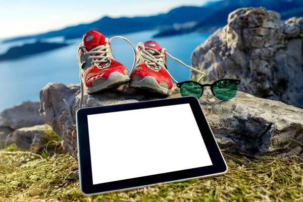 신발과 안경 산와 디지털 태블릿 — 스톡 사진