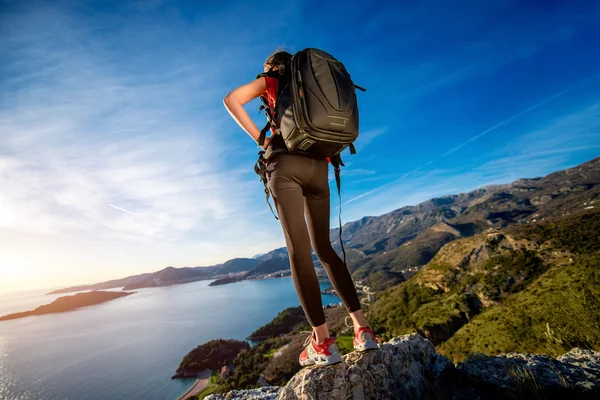 Sportlerin auf dem Gipfel des Berges — Stockfoto