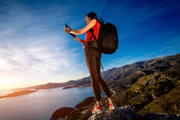 Sport vrouw op de bovenkant van berg — Stockfoto